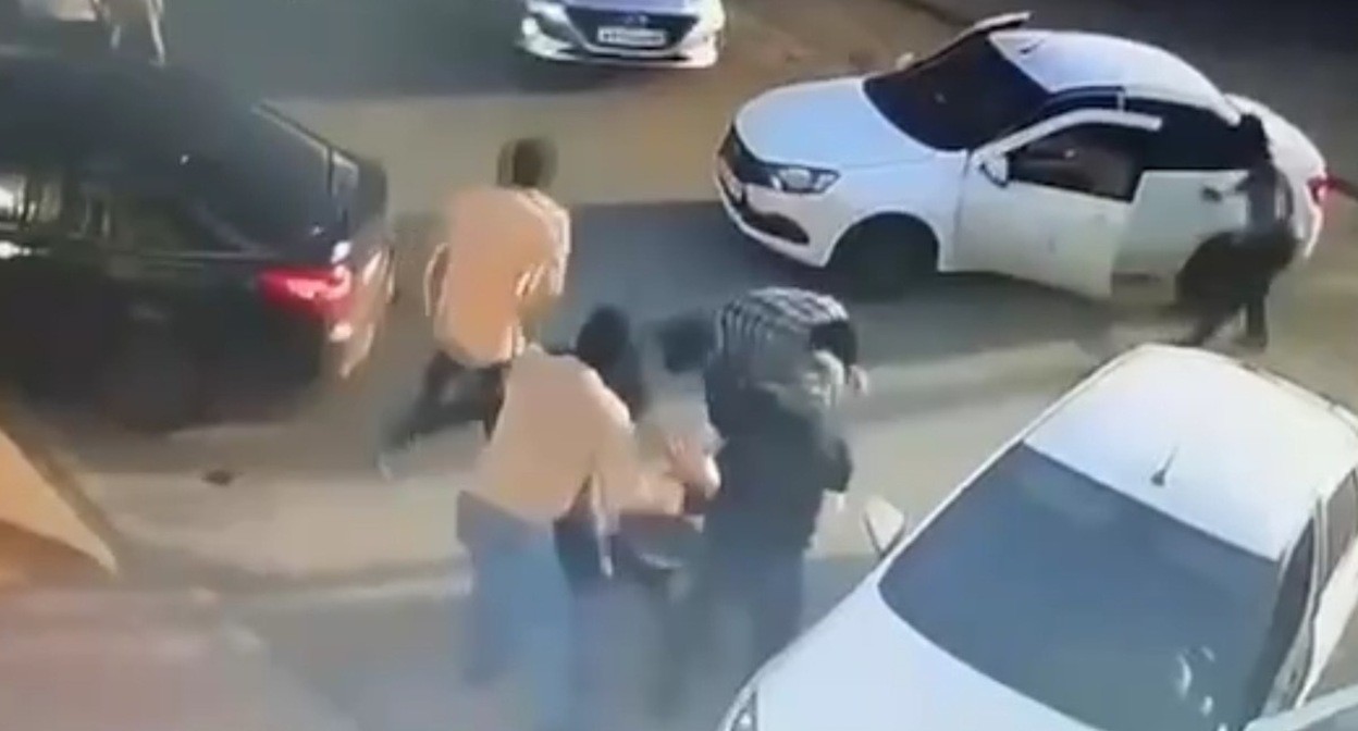 A frame from the video surveillance camera that recorded the moment of abduction of the resident of Yandare / Telegram channel "Fortanga" A frame from the video surveillance camera that recorded the moment of abduction of the resident of Yandare / Telegram channel "Fortanga"