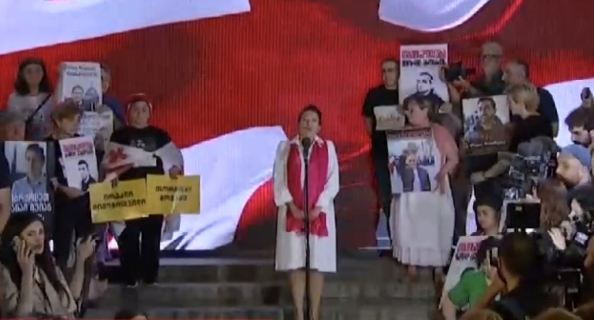 Salome Zurabishvili’s speech on Rustaveli Avenue. A screenshot from a video by the “Pirveli” TV channel.
Salome Zurabishvili’s speech on Rustaveli Avenue. A screenshot from a video by the “Pirveli” TV channel.