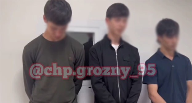 A frame of video with censure of drivers in the Gudermes district of Chechnya. Screenshot of the video https://www.instagram.com/p/DKJ8kS1sCPd/*. A frame of video with censure of drivers in the Gudermes district of Chechnya. Screenshot of the video https://www.instagram.com/p/DKJ8kS1sCPd/*.