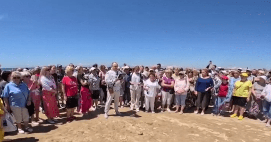 Participants of the video appeal of Anapa townspeople. Frame video from the Telegram channel "Anapa Civil" from 01.06.25, https://t.me/anapa_grazhdan/9670