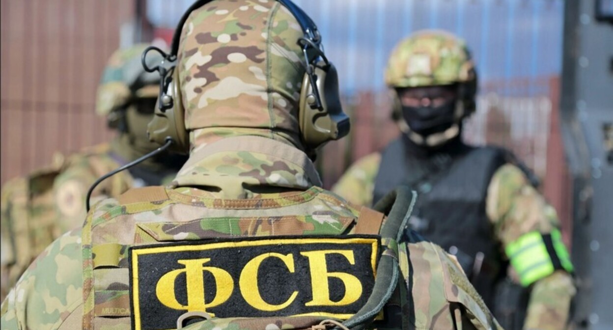 FSS employees. Photo: REPORT https://report.az/ru/v-regione/fsb-rf-poluchila-dostup-k-lichnym-delam-prizyvnikov/