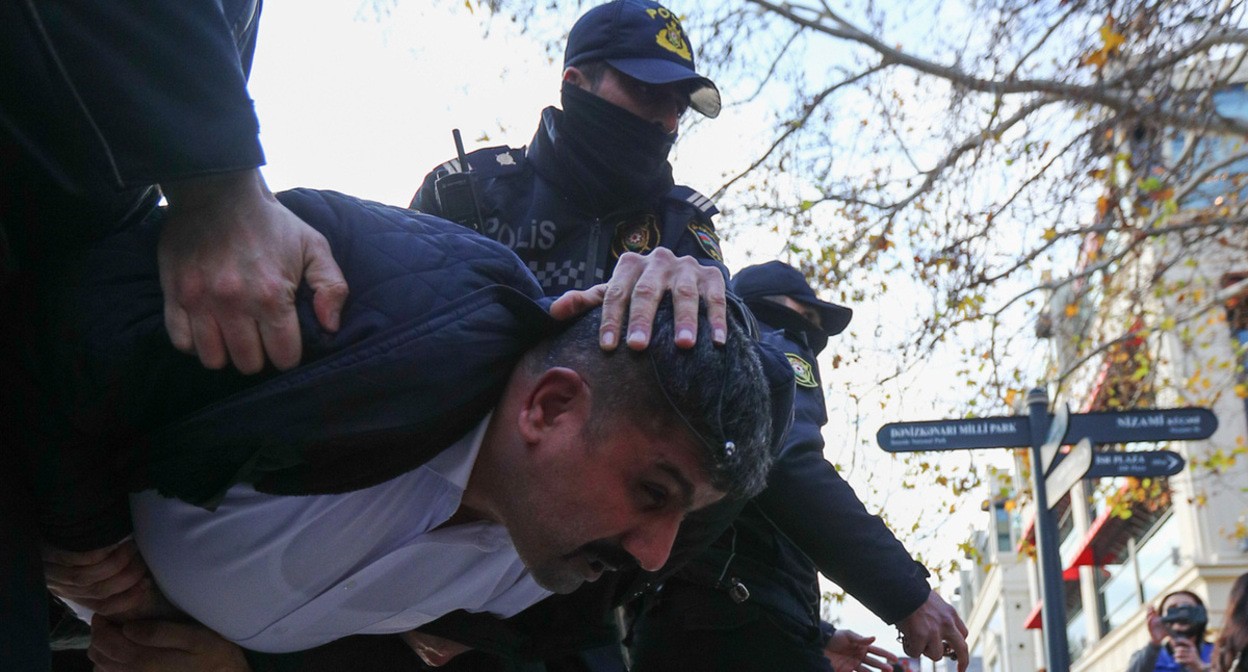 Policemen detain an activist: photo by Aziz Karimov for the "Caucasian Knot".
