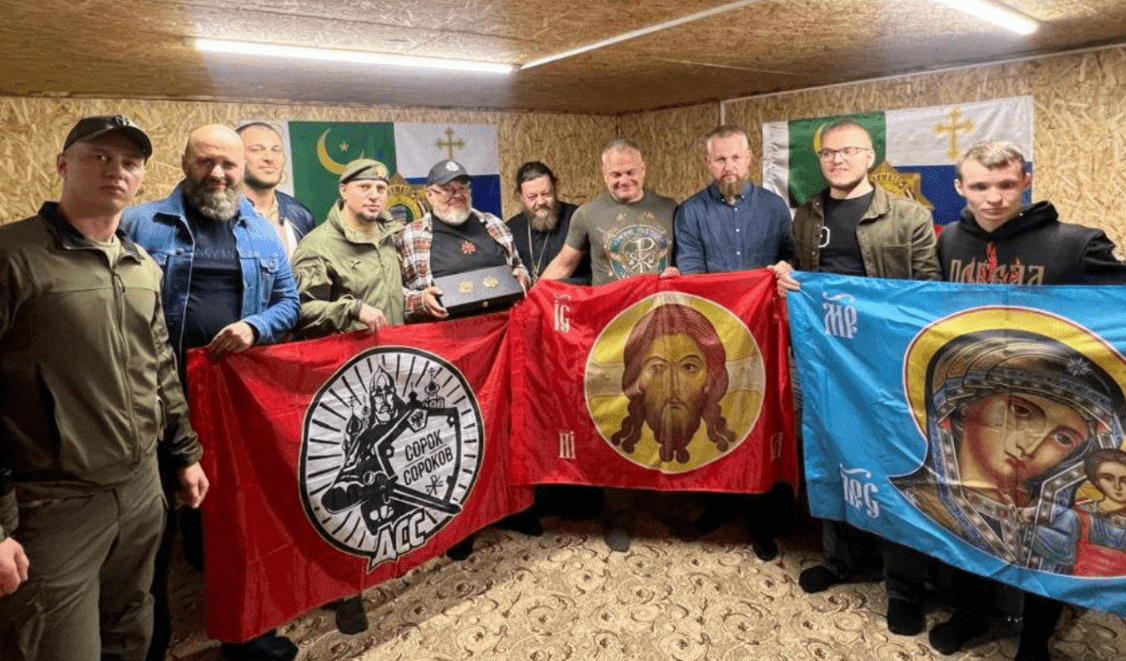 Apti Alaudinov with activists of the "Sorok Sorokov" Movement: screenshot of a photo from the "Kormukhin" Telegram channel.
