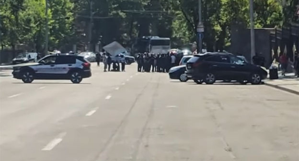 Relatives of the missing block traffic on Baghramyan Avenue. June 19, 2025. A screenshot of the video https://news.am/rus/news/889252.html