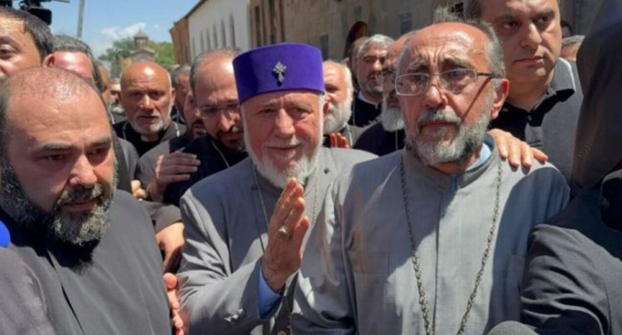 Garegin II and Mikael Ajapakhyan (left). Photo: SputnikARM / Telegram