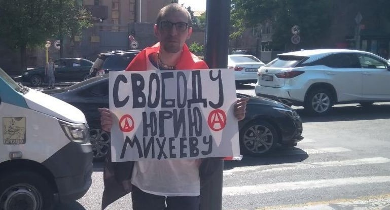 Alexander Sherchenkov at a picket in Yerevan. Photo: RusNews https://t.me/rusnews/72118