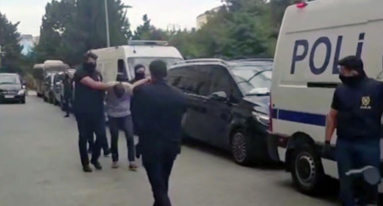 Azerbaijani security forces during the arrest. June 30, 2025. Screenshot of the video https://ria.ru/20250630/azerbaydzhan--2026345735.html