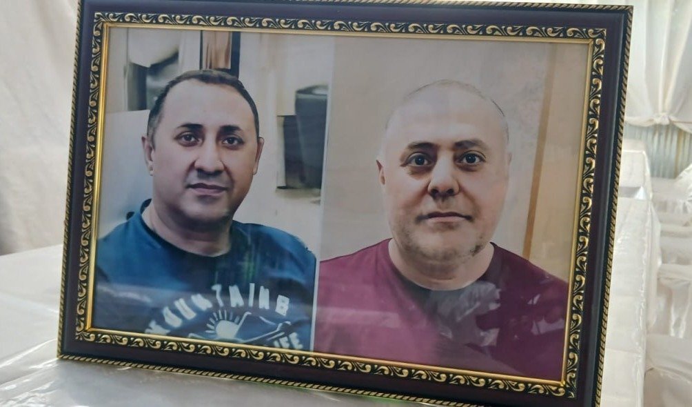 Portraits of Guseyn and Ziyaddin Safarov. Photo: https://oxu.az/ru/obshestvo/tela-bratev-safarovyh-ubityh-omonovcami-v-rossii-dostavleny-v-agdzhabedinskij-rajon