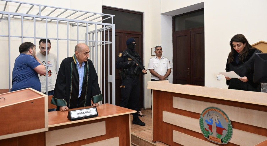 Dmitry Bezugly (in the cage). Photo: Azertaj.