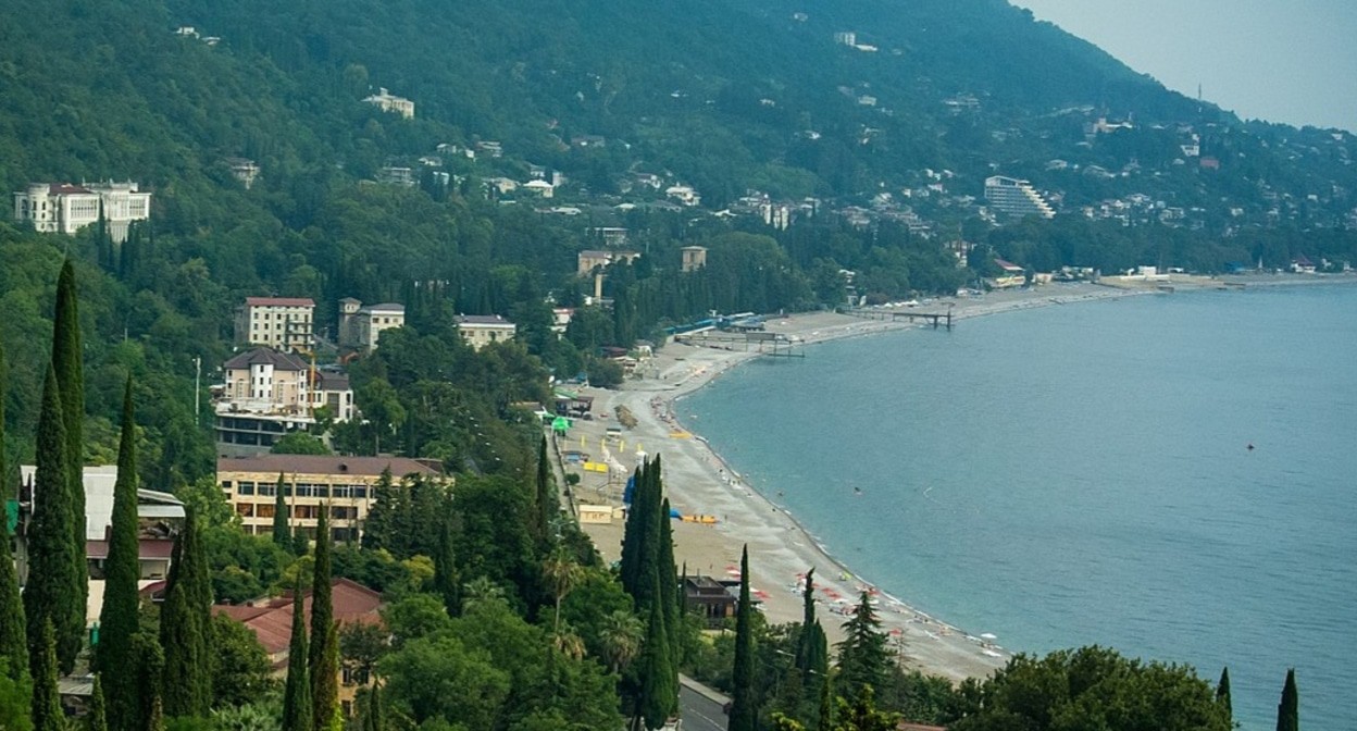 Seashore in Gagra. Photo: Maxim Bityutsky https://commons.wikimedia.org/w/index.php?curid=60014305