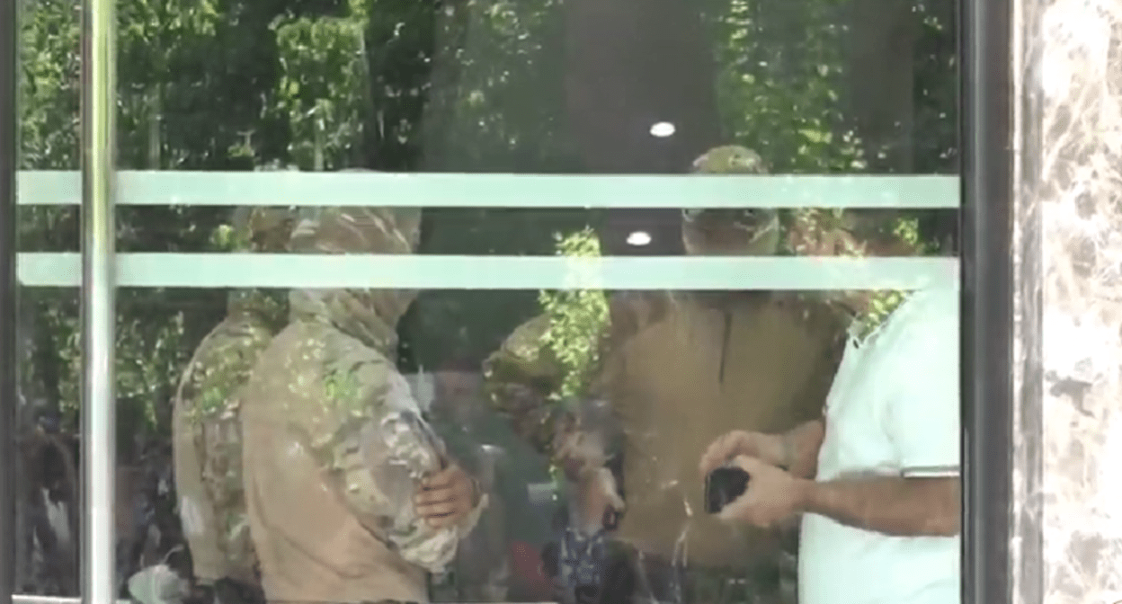 Security forces at the head office of the Electric Networks of Armenia company. Still frame from News.Am video from 07/08/25, https://news.am/rus/news/892955.html