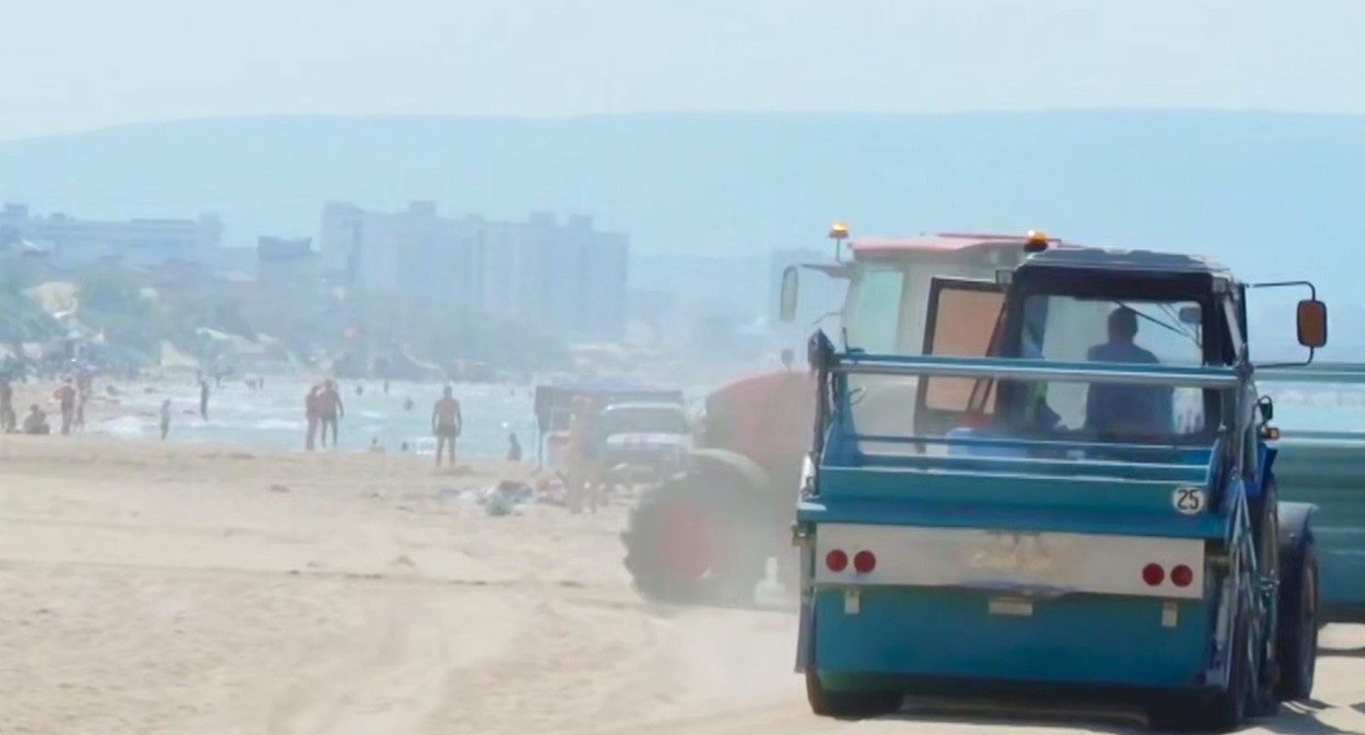 Vacationers and special equipment on the beach of Anapa. Still from the video of the Kuban operational headquarters https://t.me/opershtab23/13753?single