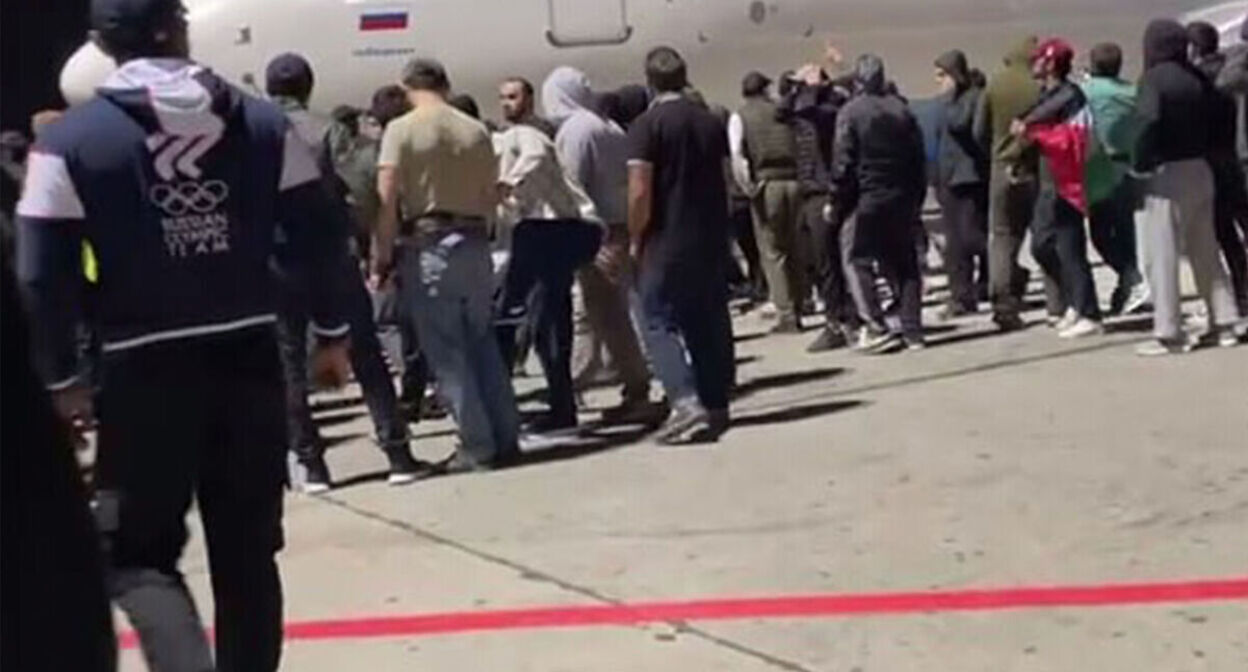 People at Makhachkala airport. October 2023. Still from the video of the Telegram channel "Before everyone. Well, almost"