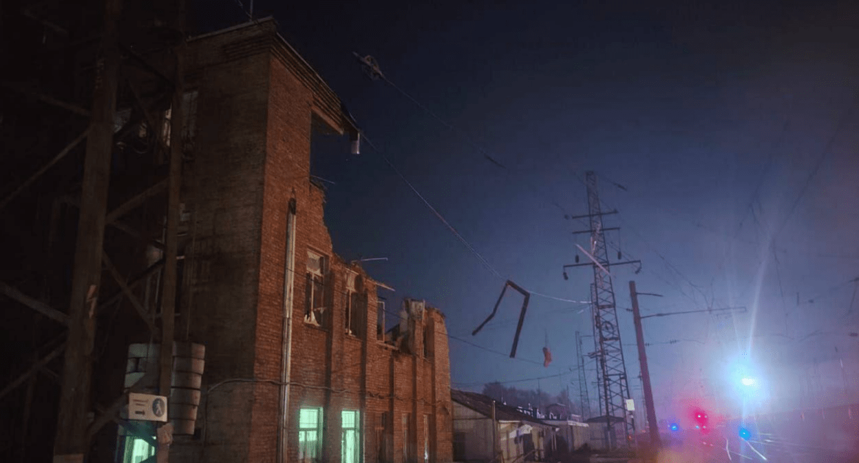 The station building in the village of Kamenolomny. Screenshot of a photo from the Telegram channel 161.ru from 21.07.25, https://t.me/news161ru/68355ю