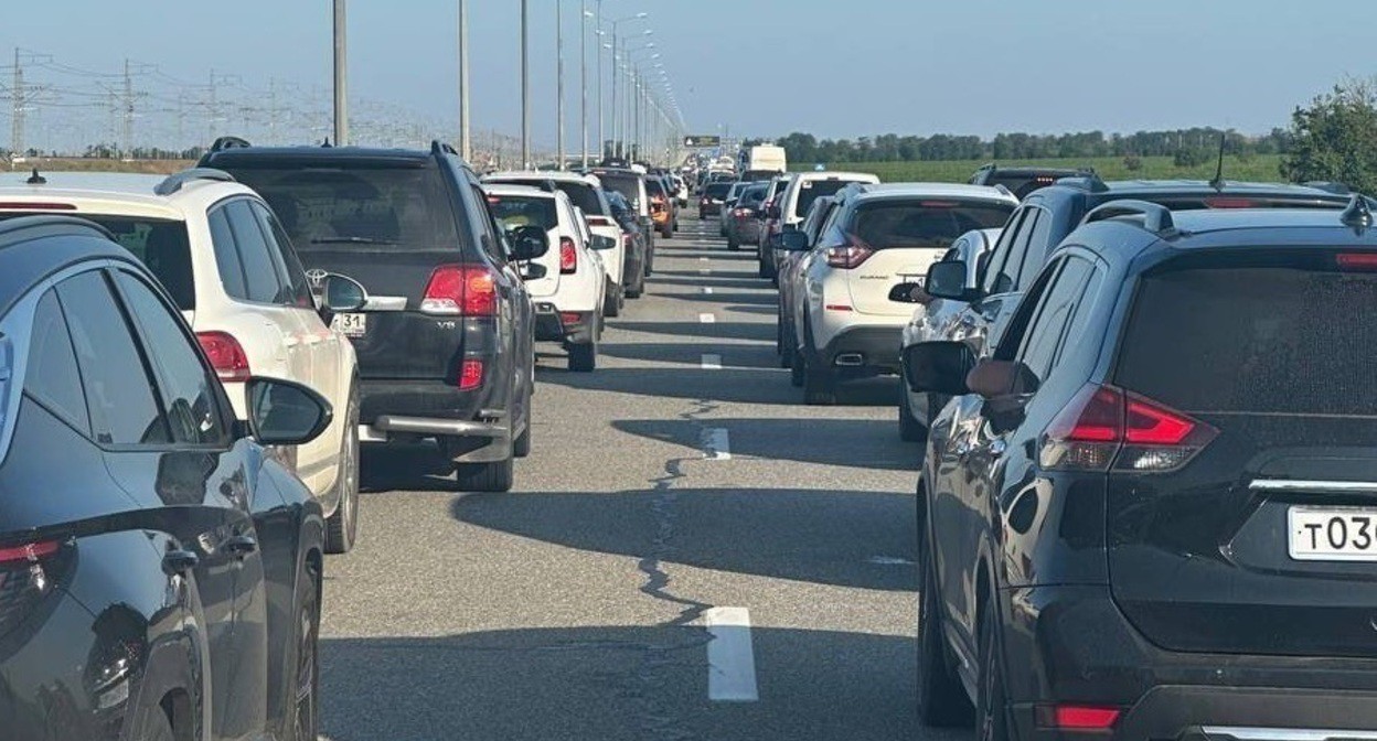 Traffic jam at the Crimean Bridge. Screenshot of a publication in the telegram chat "Crimean Bridge Chat" https://t.me/KrymskiiMost/307565