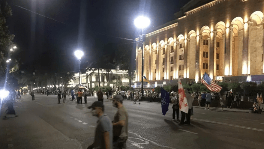 Protester at the Georgian Parliament. Screenshot of the photo "Interpressnews" from 26.07.25, https://www.interpressnews.ge/ka/article/844833-parlamenttan-saprotesto-akcia-ganaxlda-mokalakeebma-rustavelis-gamziri-gadaketes