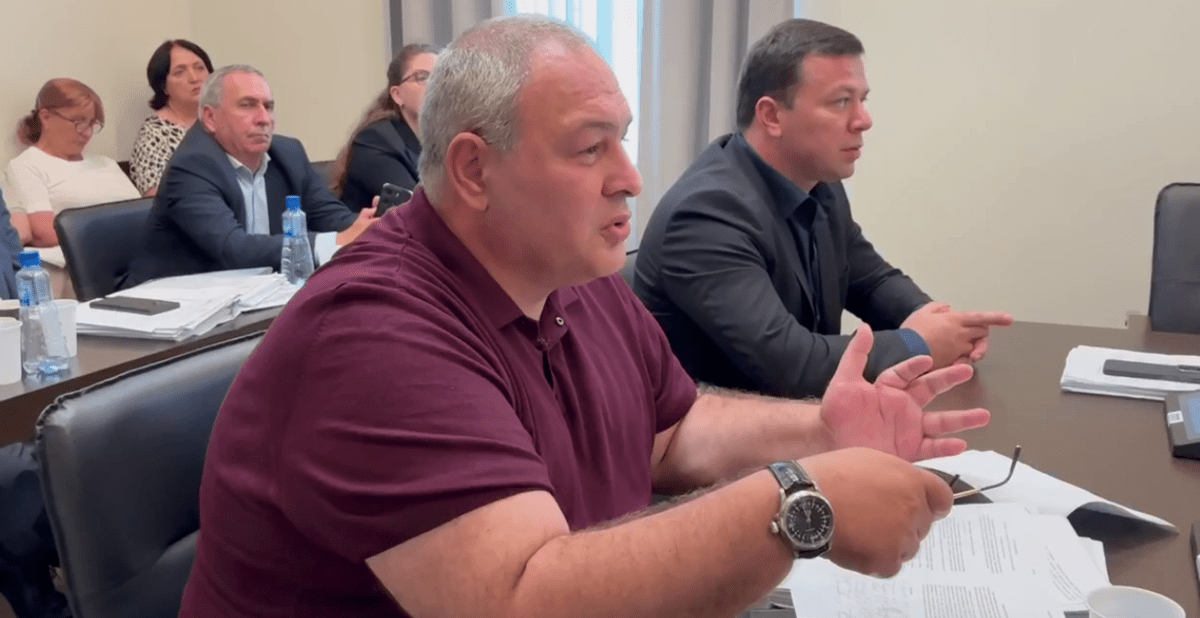 Kan Kvarchia in the Parliament of Abkhazia. Still frame from the video of "Nuzhnaya Gazeta" from 30.07.25, https://t.me/nujnaiagazeta/15312

