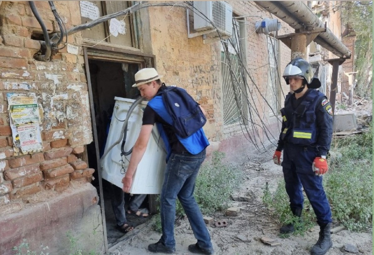 Removing things from a dilapidated house. Screenshot of a publication in the Telegram channel of the head of Astrakhan.