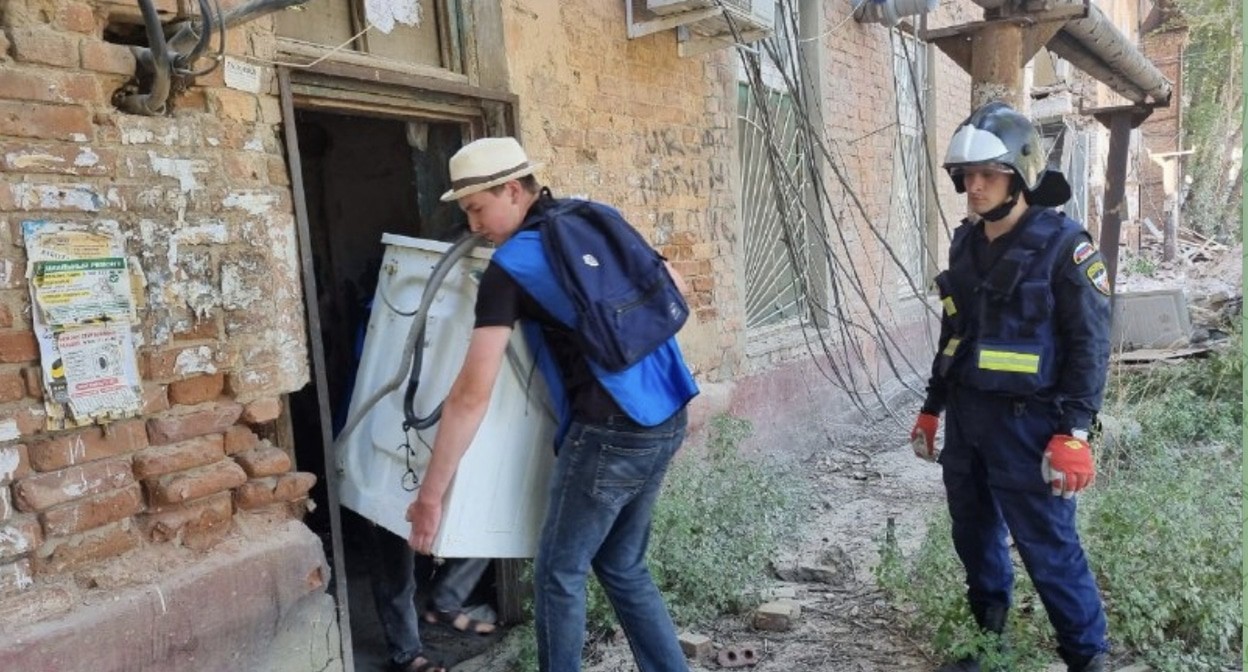 Removing things from a dilapidated house. Screenshot of a publication in the Telegram channel of the head of Astrakhan.