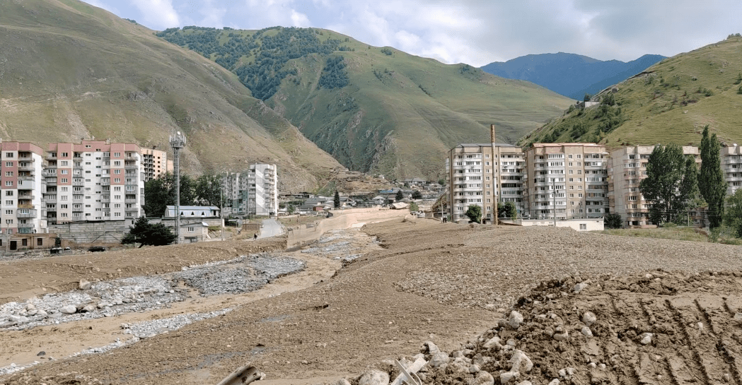 Tyrnyauz after the mudflow. Still frame from the video from the Telegram channel prohlad_no from 02.08.25, https://t.me/prohlad_no/12410.