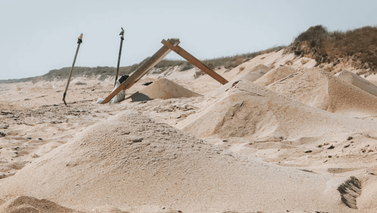 "Molbert" helps sift sand on beaches. Screenshot of a photo from the Telegram channel "Networks, sieve, shovel" from 31.07.25, https://t.me/setisitolopata/1344.
