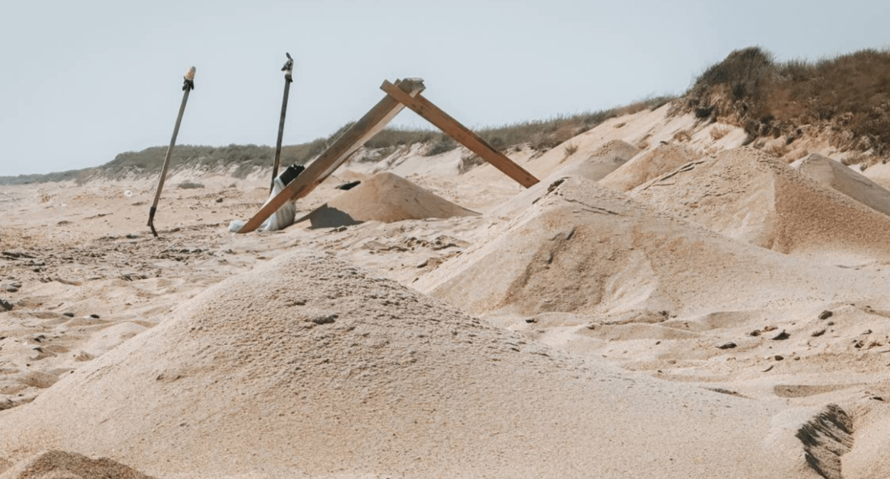 "Molbert" helps sift sand on beaches. Screenshot of a photo from the Telegram channel "Networks, sieve, shovel" from 31.07.25, https://t.me/setisitolopata/1344.