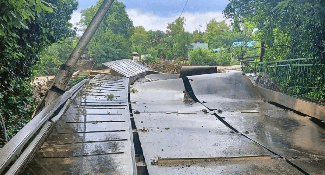 Destroyed bridge in Lermontovo. Screenshot of photo 93.ru from 03.08.25, https://t.me/news_93_ru/22849.