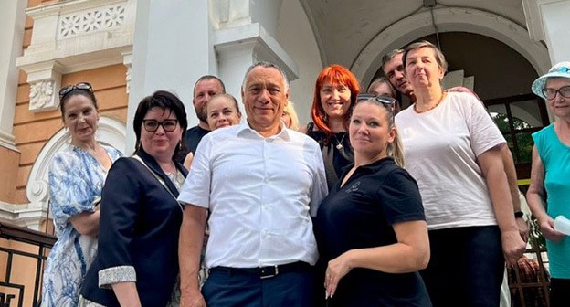 Viktor Berezhnov (center). Photo: https://t.me/OskinaDeputat/2692