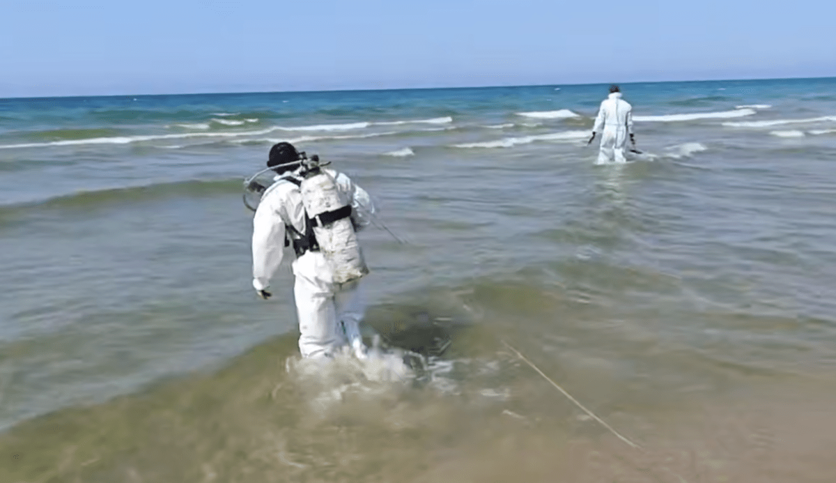 Divers in Dzhemete enter the sea. Still frame from the operational headquarters video from 31.07.25, https://t.me/opershtab23/13837