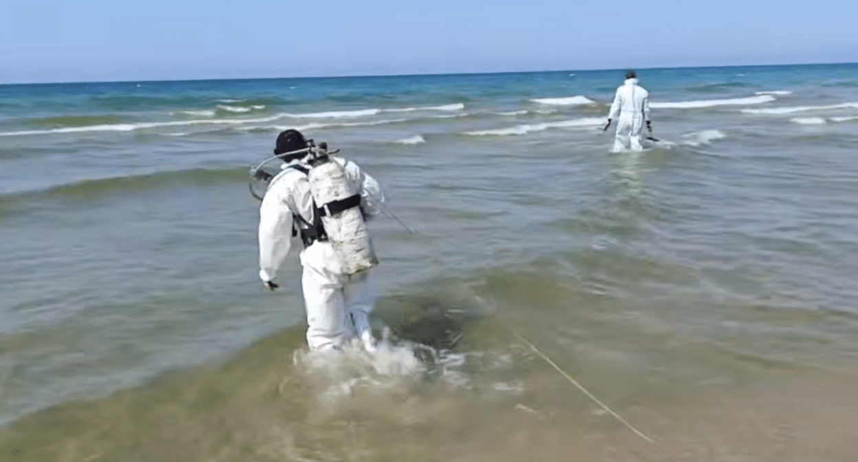 Divers in Dzhemete enter the sea. Still frame from the operational headquarters video from 31.07.25, https://t.me/opershtab23/13837