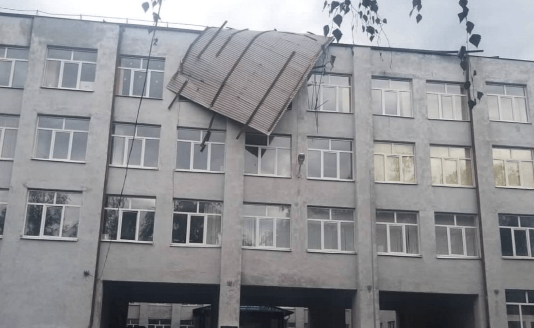 The wind tore off the roof of school #6 in Beslan. Screenshot of a photo from Kazbek Mrikaev's Telegram channel from 10.08.25, https://t.me/kazbekmrikaev/848