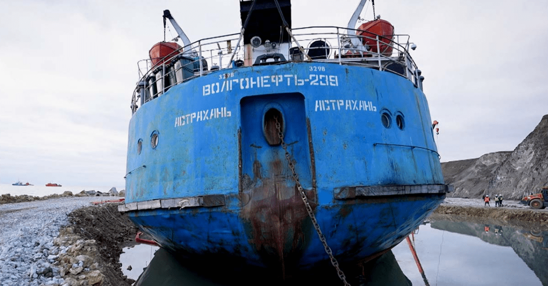 Tanker "Volgoneft-239", screenshot of photo "Kuban24", https://kuban24.tv/item/apellyatsiya-zakrepila-za-vlastyami-kryma-pravo-na-podem-chasti-volgonefti-239