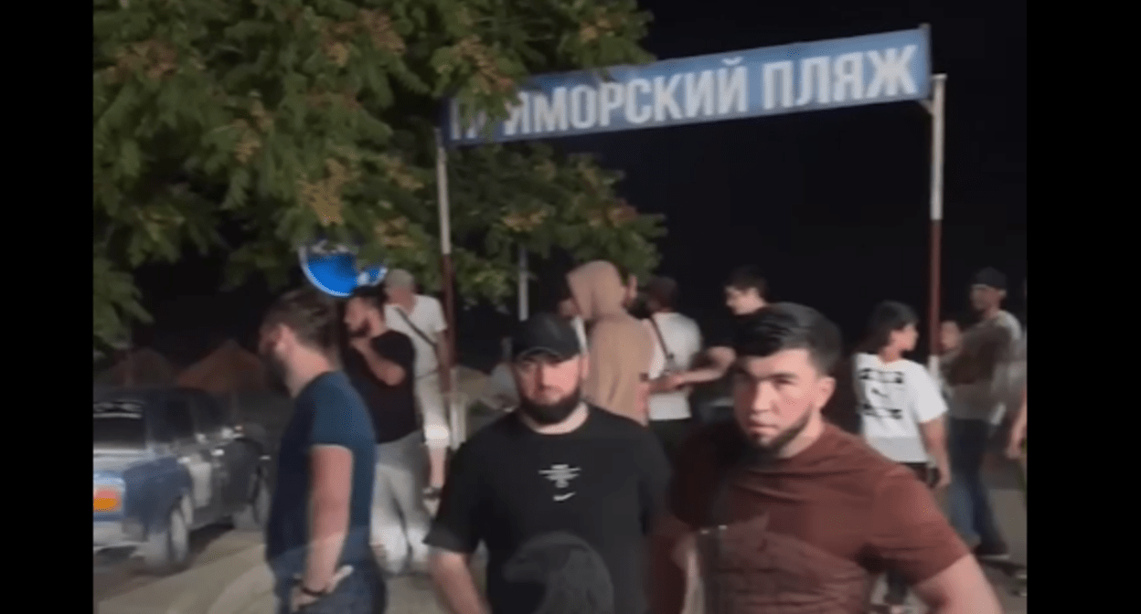 Participants of the raid at the entrance to the beach. Still frame from video from 12.08.25, https://t.me/heda_media/1716