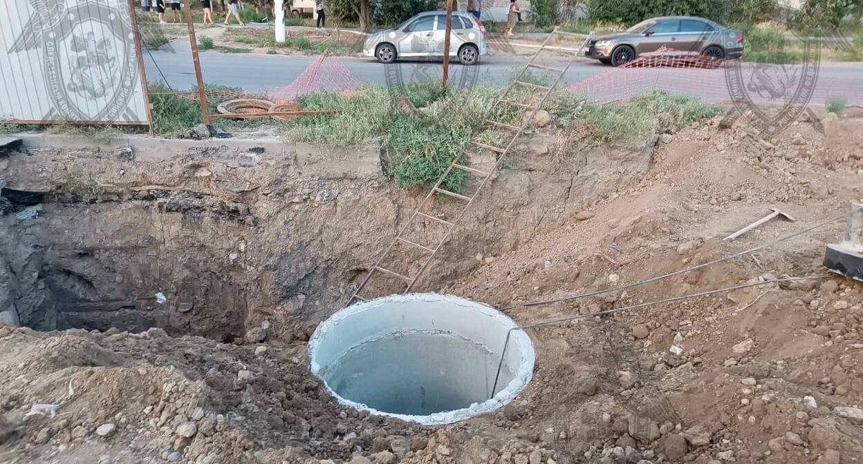 The collector hatch where the workers' bodies were found. Photo from the Rostov Region Investigative Committee Telegram channel. https://t.me/SU_SKR161/3730