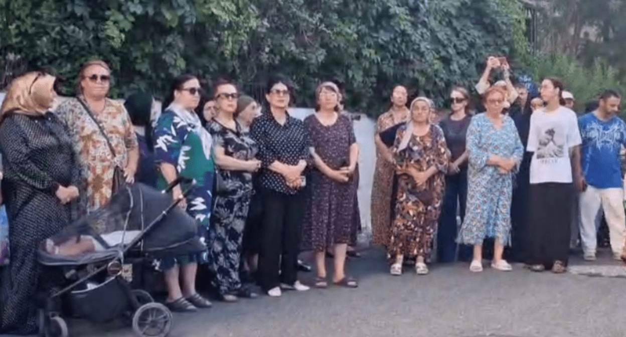 Makhachkala residents appealed to Melikov and Putin. Still frame from the video from the Telegram channel "Chernovik" from 17.08.25, https://t.me/chernovik/88398.