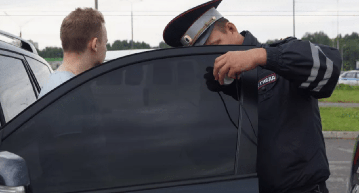 A police officer checks the tint level. Screenshot of the photo https://35.мвд.рф/news/item/17740359?year=2019&month=11&day=24.