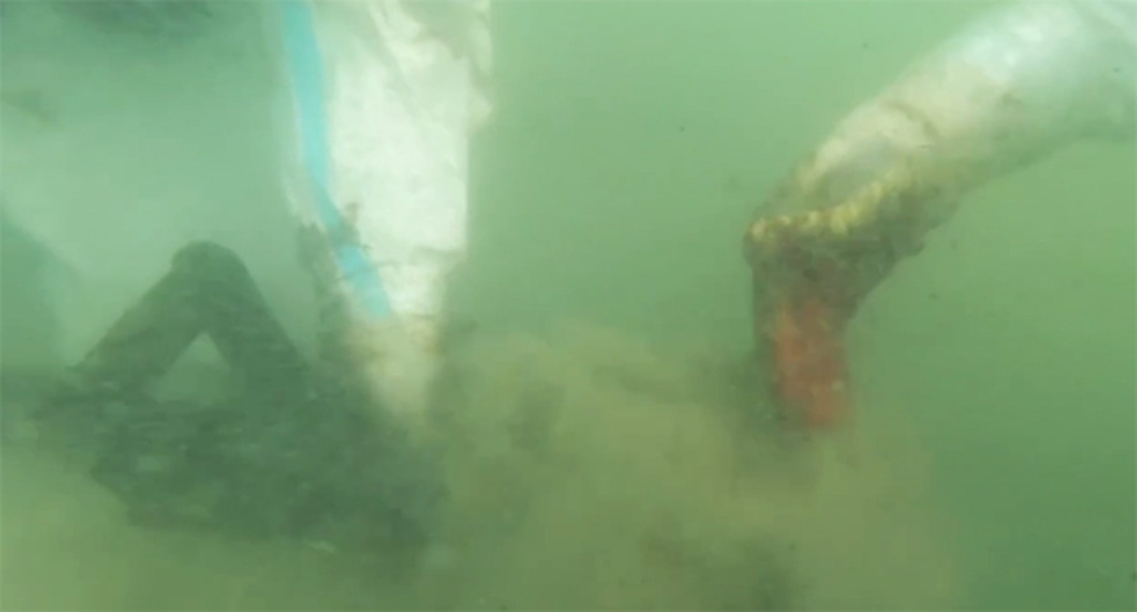 Lifting fuel oil from the seabed. August 25, 2025. Screenshot of the video https://t.me/opershtab23/14000