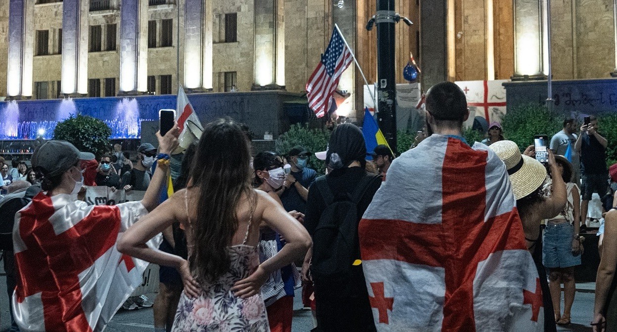 Protesters on Rustaveli Avenue. Photo: Mindia Gabadze / Publika

