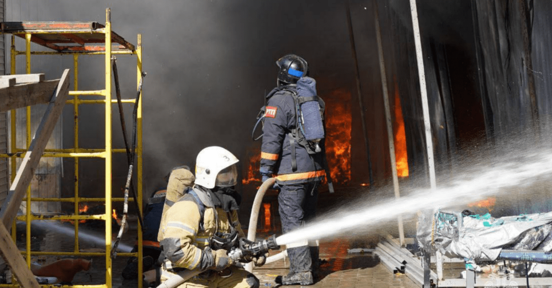 Firefighters extinguished a fire at a market in Volgograd. Screenshot of a photo from the Ministry of Emergency Situations of the Volgograd Region from 30.08.25, https://t.me/mchs_volgograd/5814