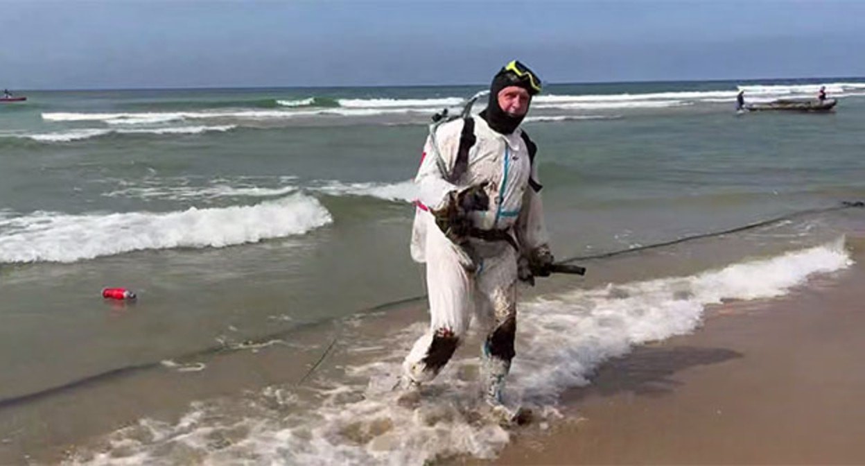 Diver on the seashore in Anapa. September 4, 2025. Screenshot of the video https://t.me/opershtab23/14082