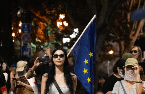 Protesters at the Georgian Parliament. Screenshot of a photo by Publika from 06.09.25, https://www.facebook.com/photo/?fbid=1542994813766730&set=pcb.1542994923766719 (the activities of Meta, the company that owns the social network, are banned in Russia)