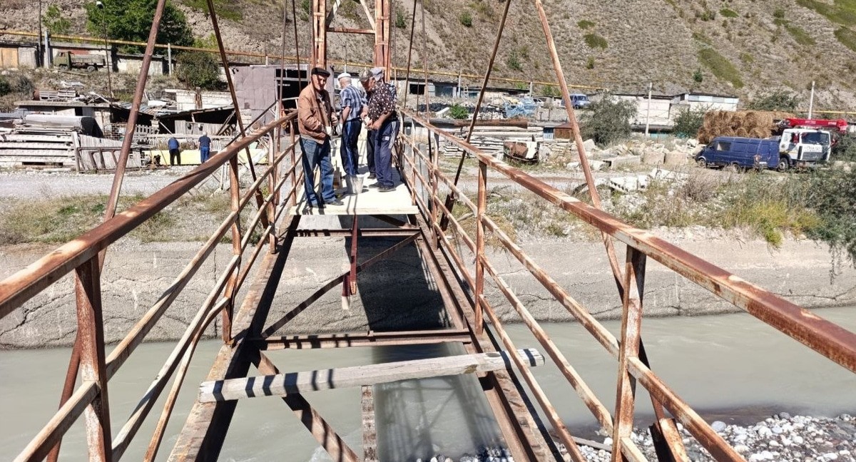 Pensioners repair a pedestrian bridge in Tyrnyauz. Photo from the Tyrnyauz administration telegram channel https://t.me/tyrnyauzadmin/2007