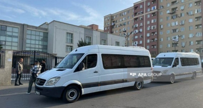 Buses for sending displaced persons. Photo: APA https://ru.apa.az/sotsium/v-poselok-gadrut-xodzavendskogo-raiona-i-selo-badara-xodzalinskogo-raiona-otpravlena-pervaya-gruppa-pereselencev-620988