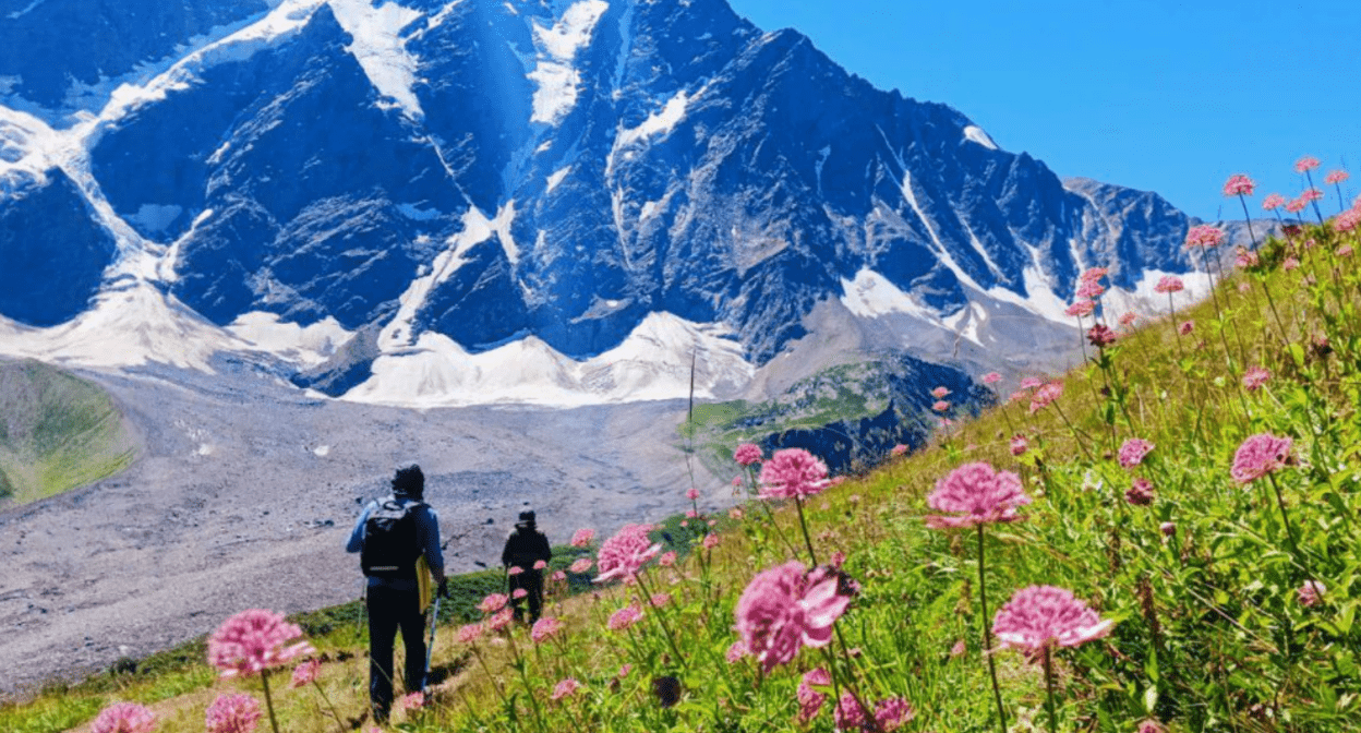 Tourists in Elbrus region. Screenshot of the photo "Elbrus Resort" from 31.08.25, https://t.me/elbrusresort/8097