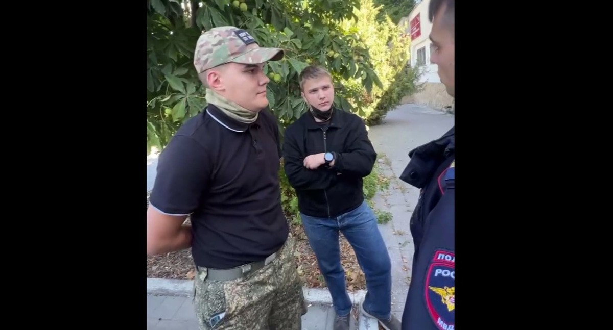The young men whose actions May complained about took off their balaclavas and masks only after a police officer demanded it. Still from a video from Arthur May's Telegram channel https://t.me/meyprofessional/1491