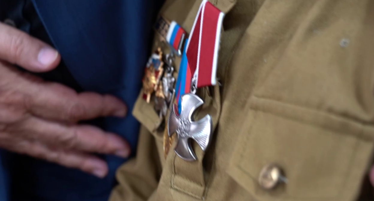 The Order of Courage of the father killed in the SVO was awarded to his daughter. Still frame of the video from the Telegram channel of the Khasavyurt administration from 06.09.25, https://t.me/gohasavyurt/19101.