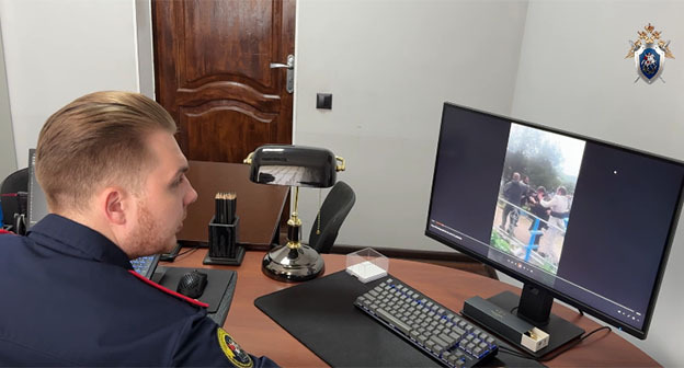 A law enforcement officer watches a video of the suspects being detained. September 23, 2025. Screenshot from the video: https://stavropol.sledcom.ru/news/item/2020247