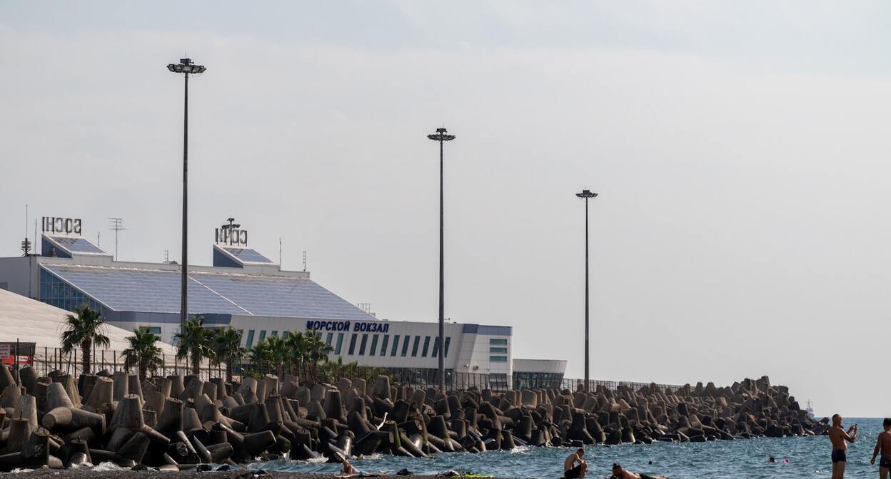 Vacationers by the sea in Sochi. Photo: Alex 0101 / unsplash.com