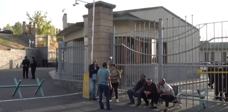 A protest outside the Armenian Ministry of Defense. Still from News.Am video from September 27, 2025, https://news.am/rus/news/906785.html.