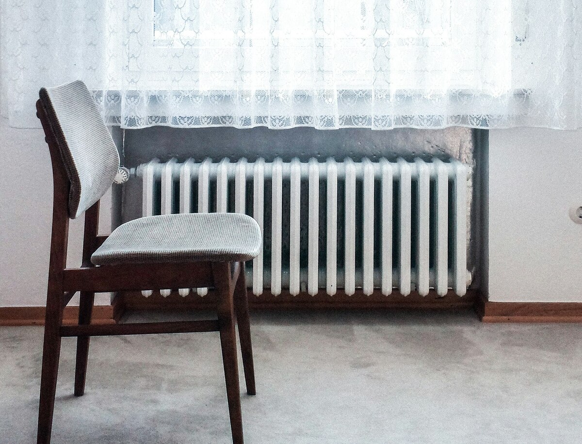 A radiator in the room. Dominik Kuhn / Unsplash.com